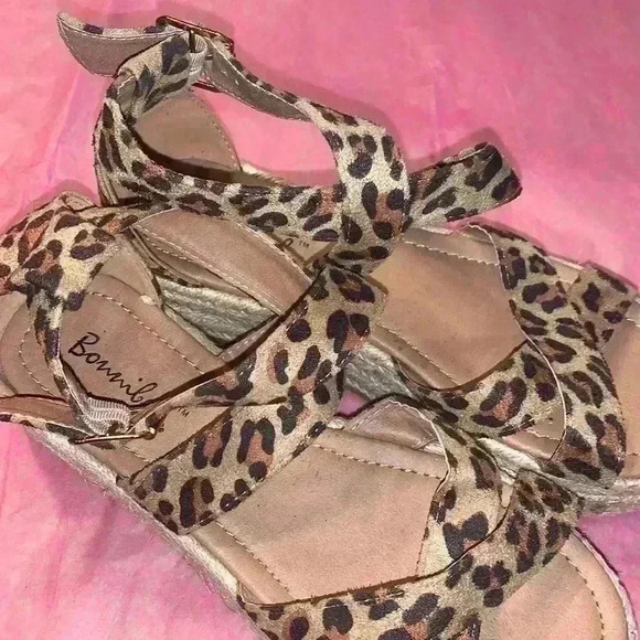 Bonnibel Leopard Sandals 7.5 - Picture 6 of 9